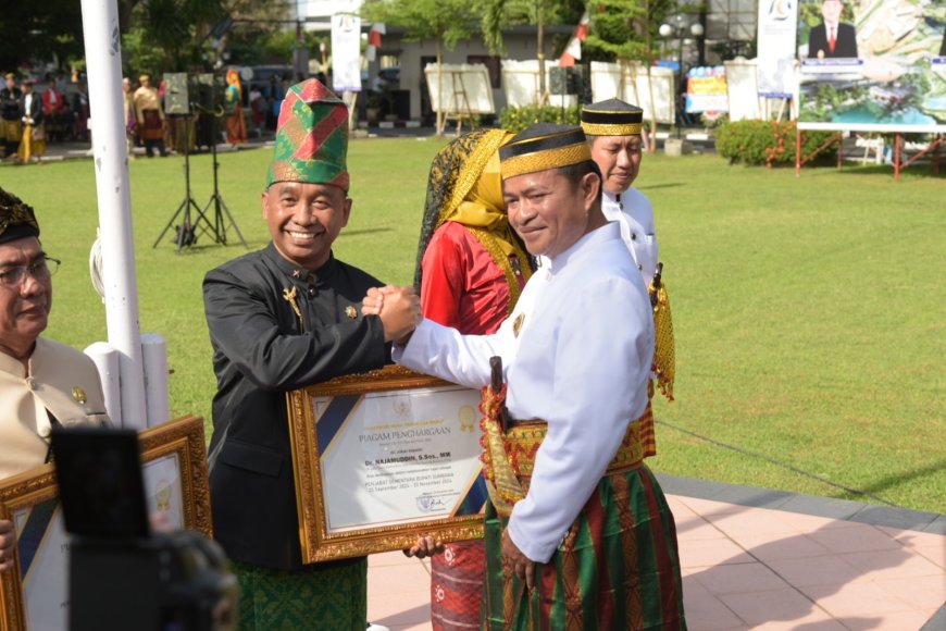 Kadis Kominfotik Terima Penghargaan Pjs Bupati Sumbawa dari Gubernur NTB