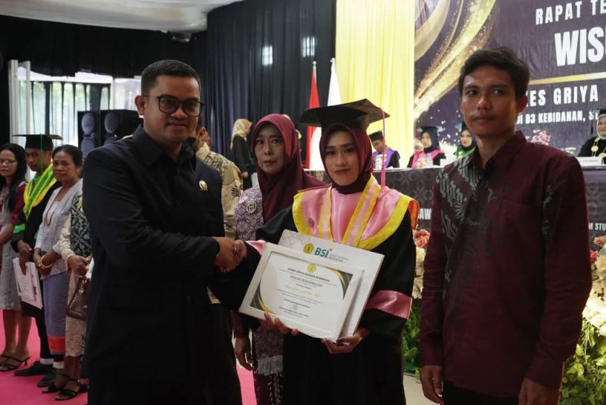 Wakil ketua DPRD Zulfikar Demitry Ucapakan Selamat  Wisuda STIKES Griya Husada. Sentra Nakes Berkualitas