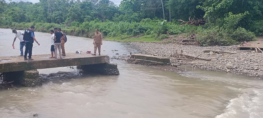Jembatan Limpas Orong Sokal Putus Diterjang Banjir