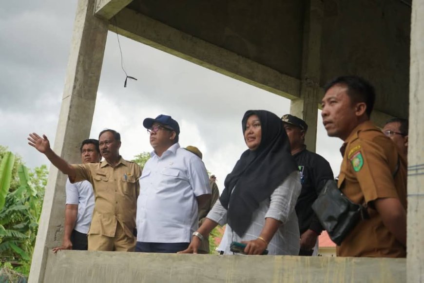 Penataan Daerah Pesisir, Wamen PKP RI Tinjau Sejumlah Kawasan Pemukiman Warga di Kabupaten Sumbawa