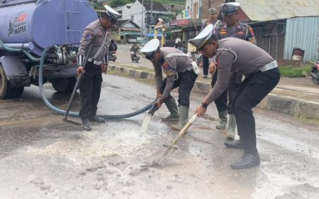 Cegah Kecelakaan Lalu Lintas, Sat Lantas Polres Sumbawa Bersihkan Jalan dari Material Tanah dan Lumpur