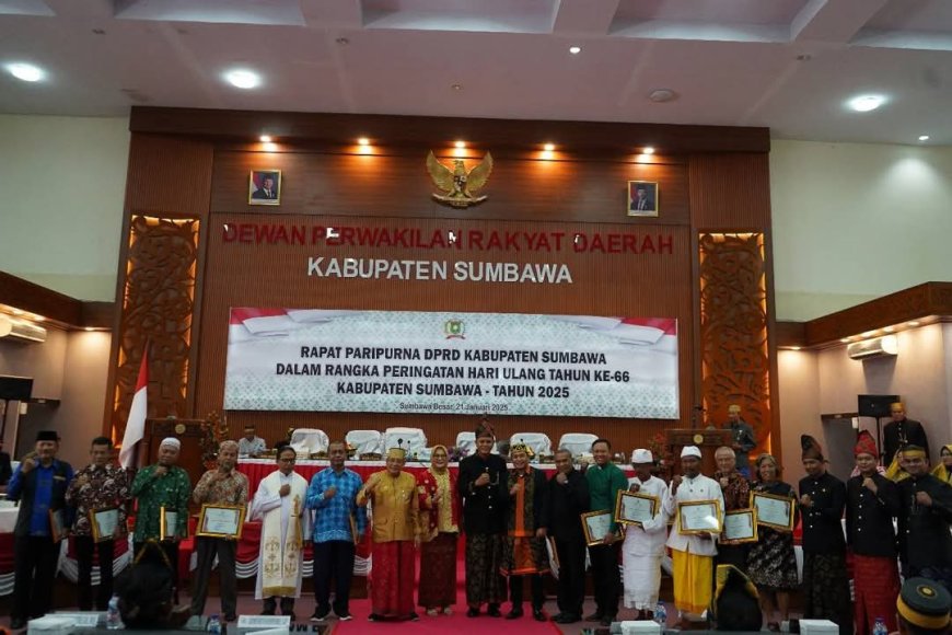 Paripurna DPRD HUT Sumbawa: Tokoh dan Institusi Agama Terima Penghargaan atas Kontribusi dalam Membangun Kerukunan