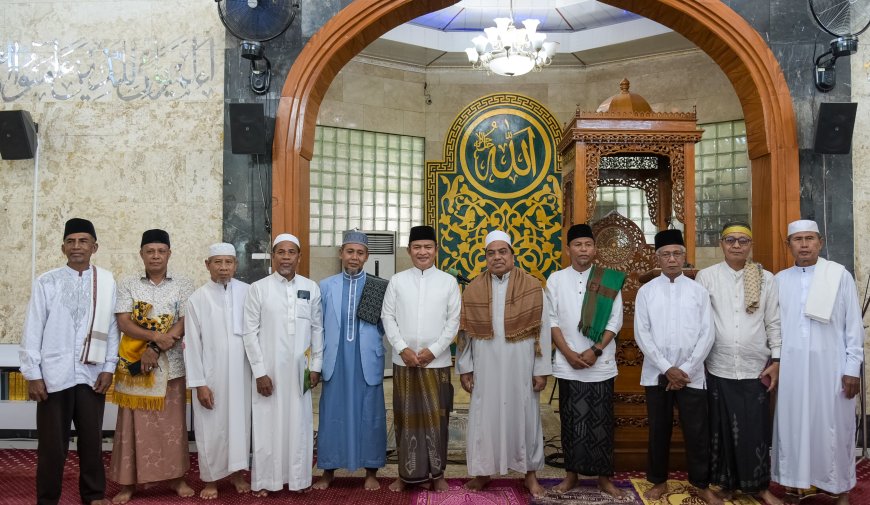 Kunjungan Kerja di Kabupaten Sumbawa, Pj Gubernur NTB Jumatan dan Beri Sumbangan untuk Masjid