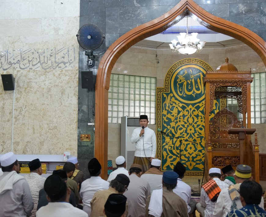 Kunjungan Kerja di Kabupaten Sumbawa, Pj Gubernur NTB Jumatan dan Beri Sumbangan untuk Masjid