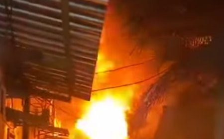 Kebakaran Hebat di Labuhan Sumbawa: 4 Rumah Panggung Rata dengan Tanah, 3 Lainnya Rusak