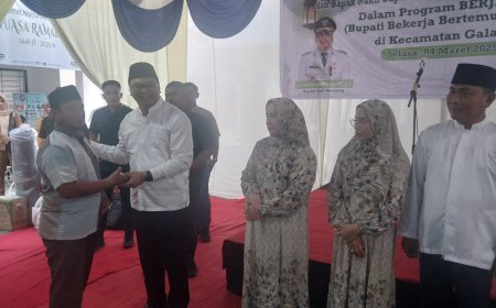 Bupati Deliserdang "Berjemur" di Galang,Berbagai Bantuan Diserahkan