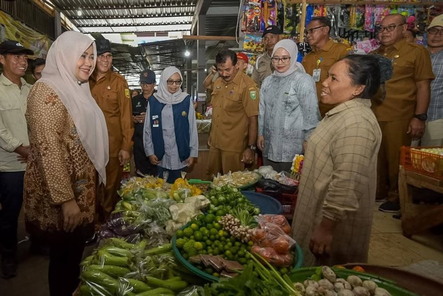 Kunker Perdana di Sumbawa, Wagub NTB  Tinjau Pasar Seketeng Pastikan Bahan Pokok Stabil