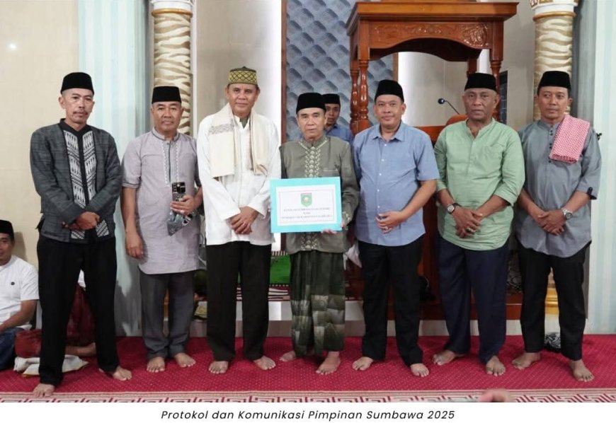 Bupati H.Jarot Tarawih di Samapuin, Ajak Warga Doakan dan Kawal Pemerintahan