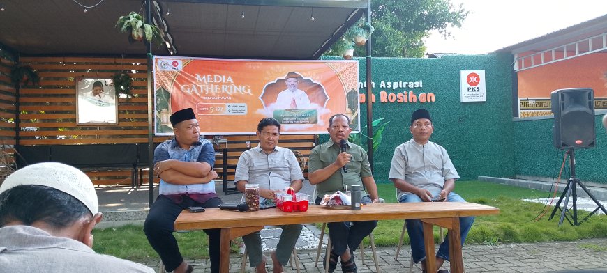 Silaturahmi Lebaran H Johan  di Sumbawa: Jalin Sinergi dengan Media, Bahas Isu Strategis Daerah