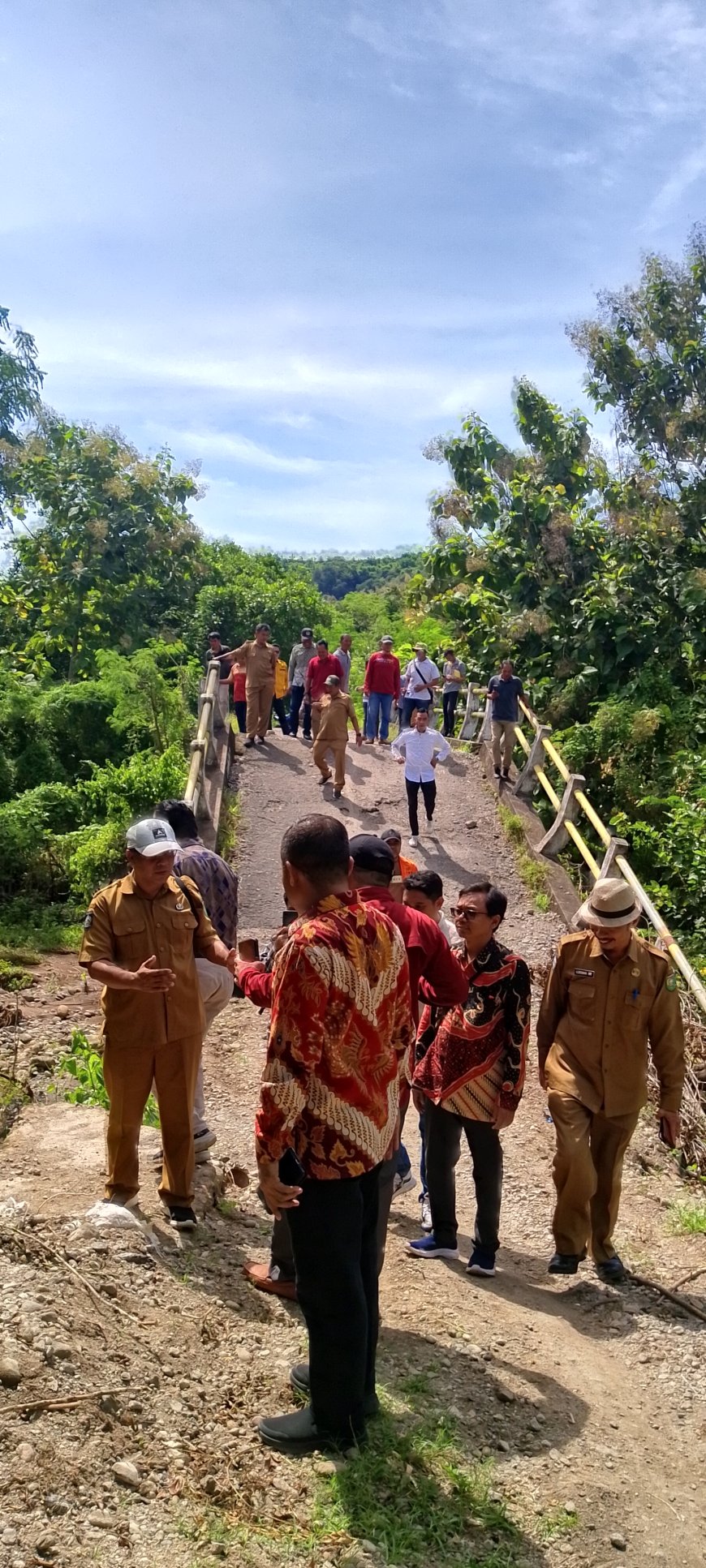 Pansus DPRD Tinjau Jembatan Dusun Kayu Madu yang Ambruk,  Minta Segera Dibangun Kembali