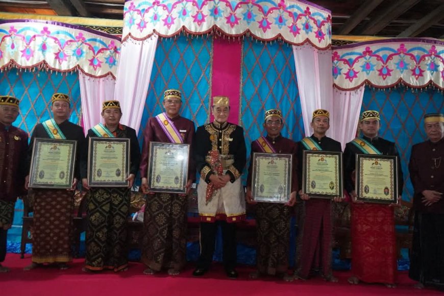 Sultan Sumbawa Berikan Anugerah Gelar Adat Sampongo Kepada Bupati, Wabup dan Pimpinan DPRD