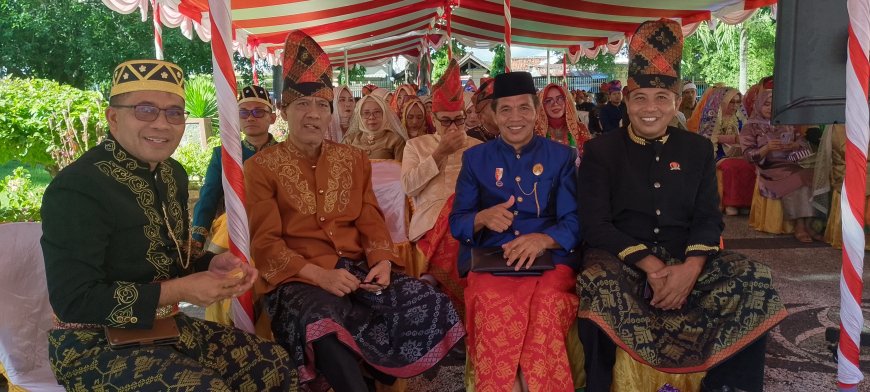 Sultan Sumbawa Berikan Anugerah Gelar Adat Sampongo Kepada Bupati, Wabup dan Pimpinan DPRD