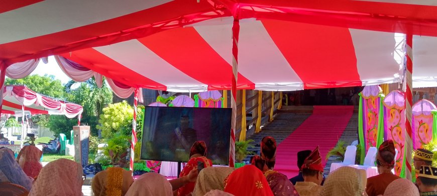 Sultan Sumbawa Berikan Anugerah Gelar Adat Sampongo Kepada Bupati, Wabup dan Pimpinan DPRD