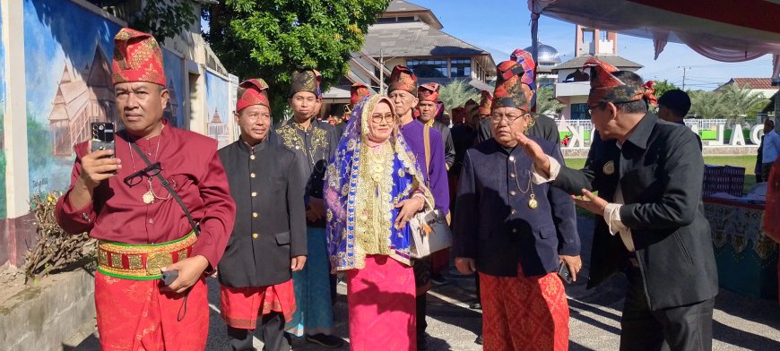 Sultan Sumbawa Berikan Anugerah Gelar Adat Sampongo Kepada Bupati, Wabup dan Pimpinan DPRD