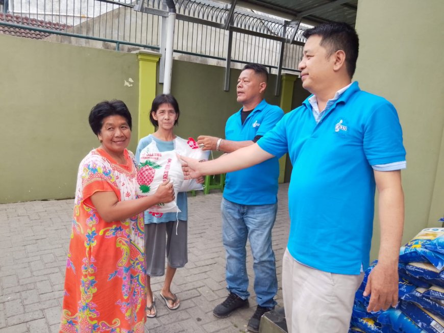 Rayakan Imlek, YAKIN Bagikan Ratusan Paket Sembako untuk Warga Medan