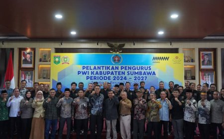 Pengurus PWI Sumbawa Dikukuhkan, Bupati Jarot Kagum Prestasi Porwanas dan Soliditas Organisasi!"