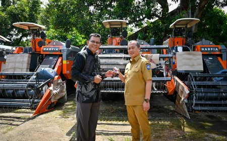 Dorong Sektor Pertanian , Bupati Sumbawa Menerima Bantuan Combine Harvest dari Gubernur NTB