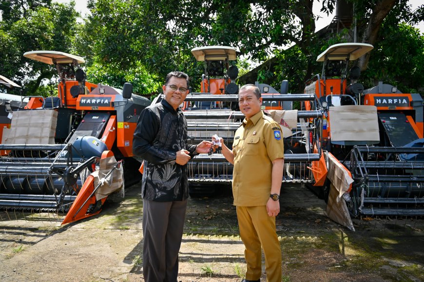 Dorong Sektor Pertanian , Bupati Sumbawa Menerima Bantuan Combine Harvest dari Gubernur NTB