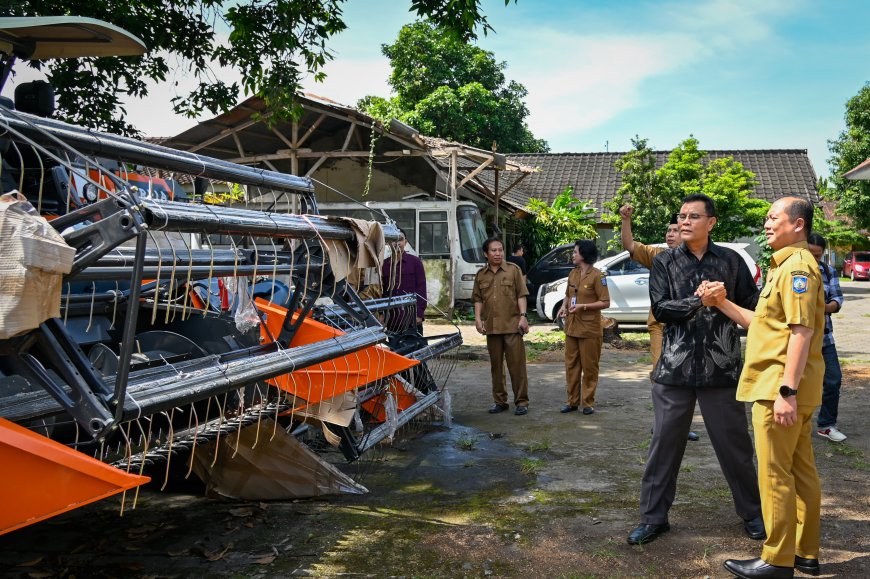 Dorong Sektor Pertanian , Bupati Sumbawa Menerima Bantuan Combine Harvest dari Gubernur NTB