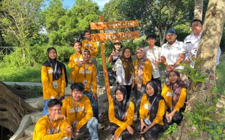 Mahasiswa PROMER UTS 2025 Pasang Plang Penanda Wisata Ai Bua: Dorong Promosi dan Potensi Desa Tapir KSB