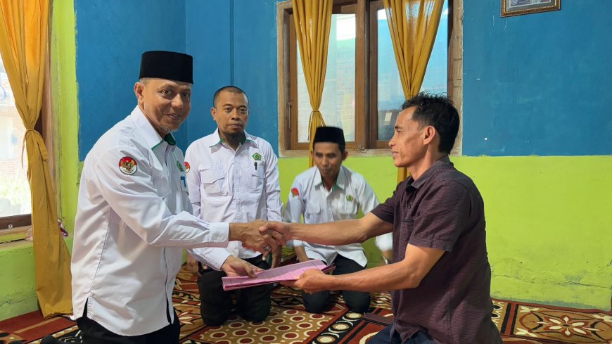 Kemenag Sumbawa Serahkan Dokumen Haji Almarhum Jamaah yang Wafat dari  Tanah Suci
