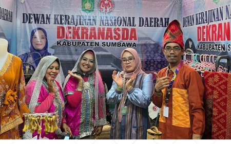 Wastra dan Kriya Sumbawa Memukau di Dekranas Expo 2025: Hj. Ida Fitria Jarot Bawa Semangat Kearifan Lokal ke Kancah Nasional