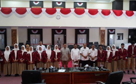 Momentum Hari Anak Nasional, Wakil Ketua DPRD Sumbawa Ajak Siswa SMAN 2 Sumbawa Belajar Politik Sejak Dini