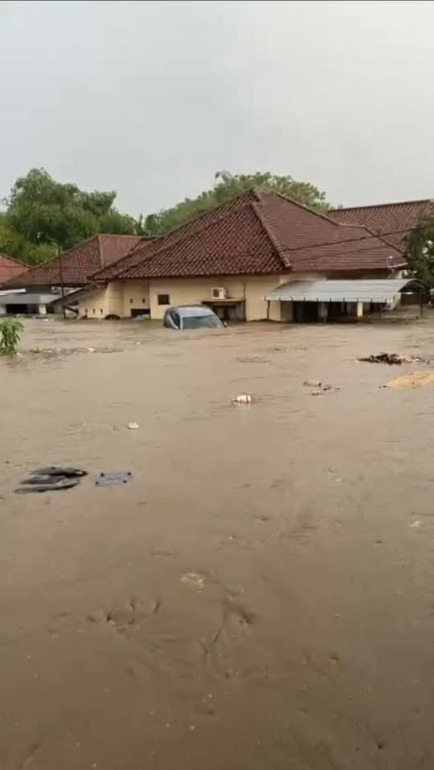 Hujan Lebat Picu Banjir dan Kerusakan di Mataram, BMKG Peringatkan Cuaca Ekstrem Berlanjut