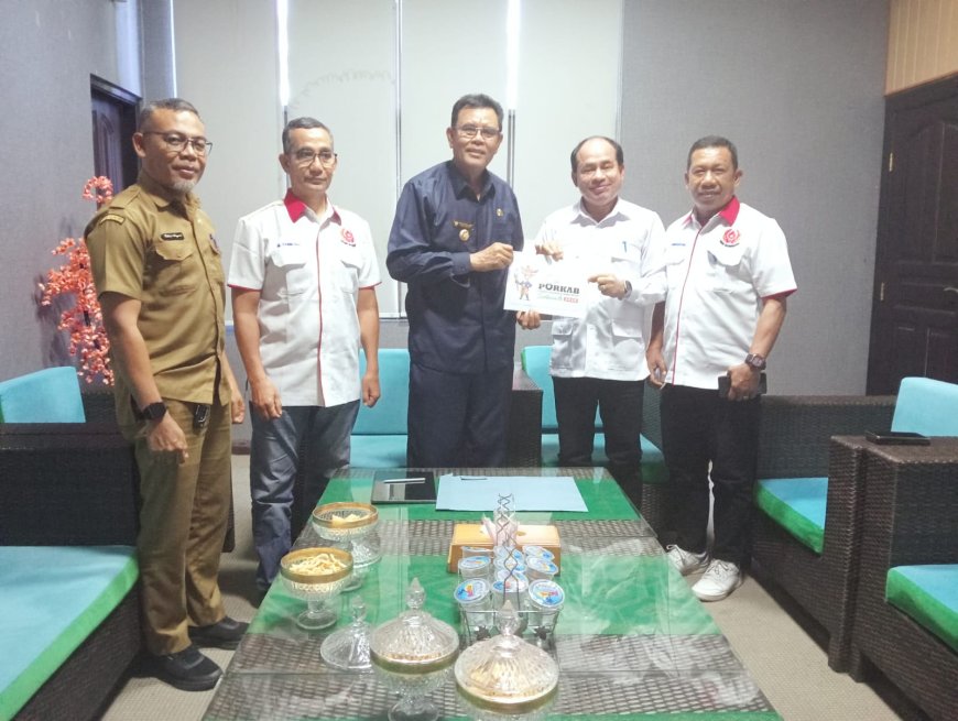 Bupati Sumbawa Dukung Porkab Digelar September 2025.KONI Serahkan Maskot Porkab