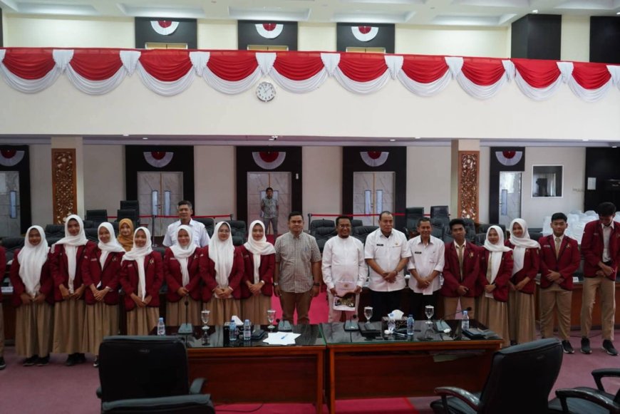 Momentum Hari Anak Nasional, Wakil Ketua DPRD Sumbawa Ajak Siswa SMAN 2 Sumbawa Belajar Politik Sejak Dini