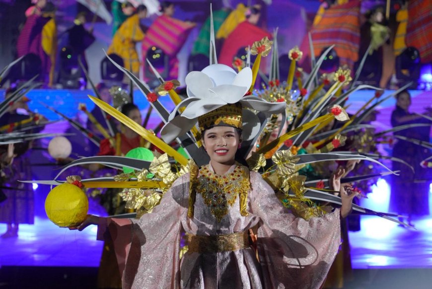 Penampilan Kolosal Pukau Puluhan Ribu Mata Peserta FORNAS VIII NTB