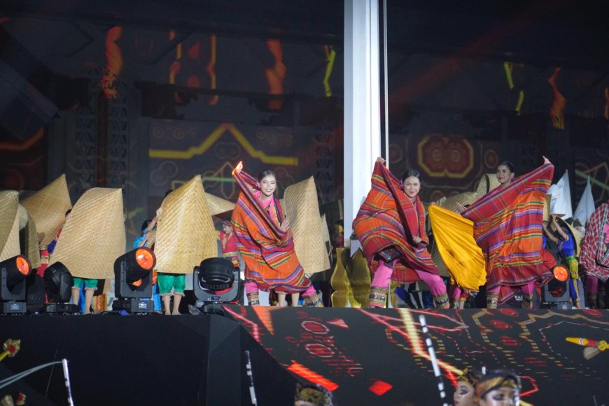 Penampilan Kolosal Pukau Puluhan Ribu Mata Peserta FORNAS VIII NTB