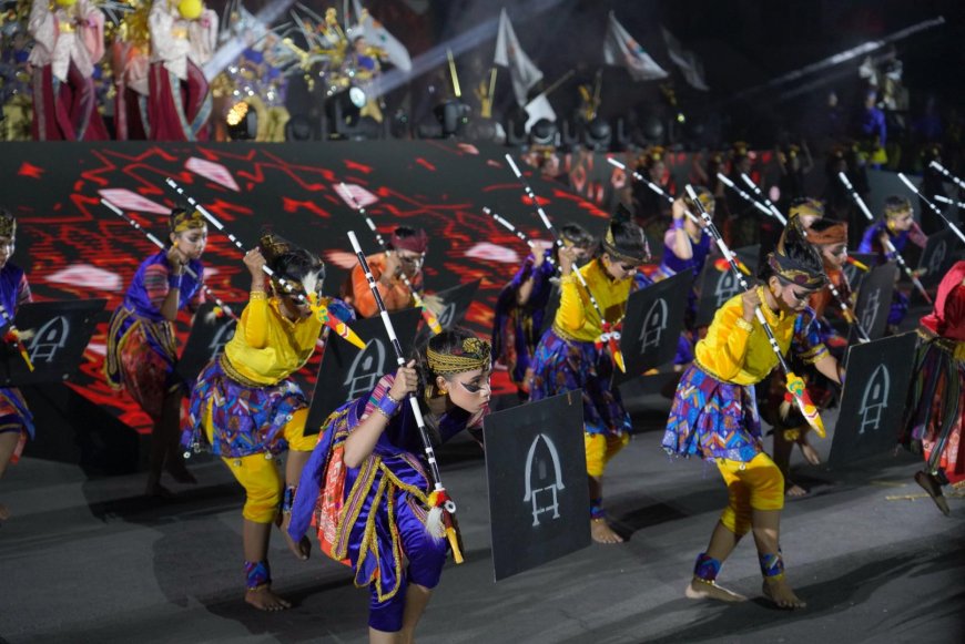 Penampilan Kolosal Pukau Puluhan Ribu Mata Peserta FORNAS VIII NTB