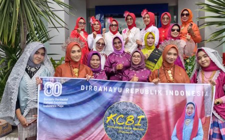 Gelar Karnaval Alegoris HUT RI,  Ribuan Warga Sumbawa Gelorakan Kain Tradisional