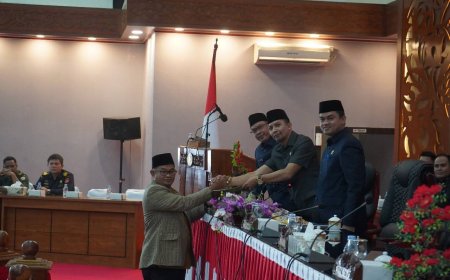 Sekda Sumbawa Hadiri Rapat Paripurna Pandangan Umum Fraksi DPRD Terkait 2 Ranperda Tahun 2025