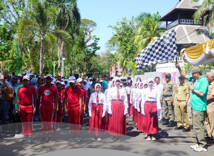 Bupati  Sumbawa Lepas Gerak Jalan Ketepatan Waktu, Ajak Ratusan Siswa Tanamkan Disiplin