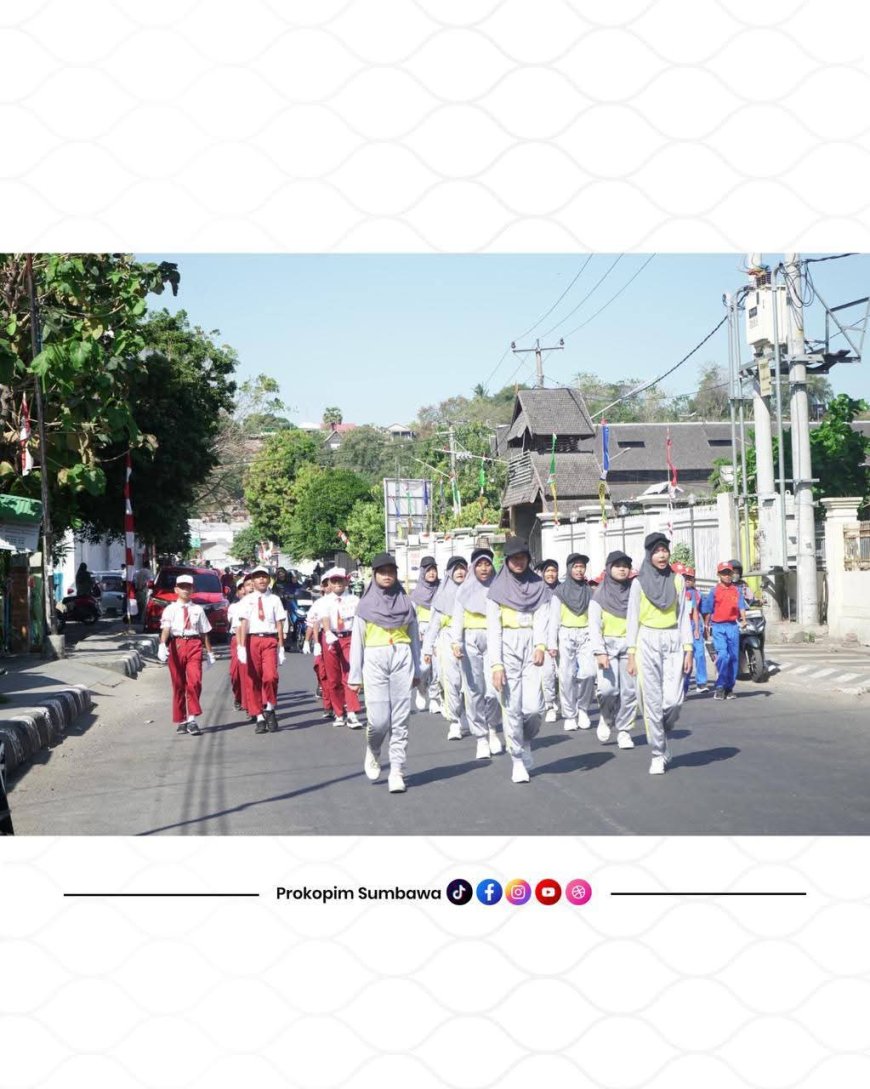 Bupati  Sumbawa Lepas Gerak Jalan Ketepatan Waktu, Ajak Ratusan Siswa Tanamkan Disiplin