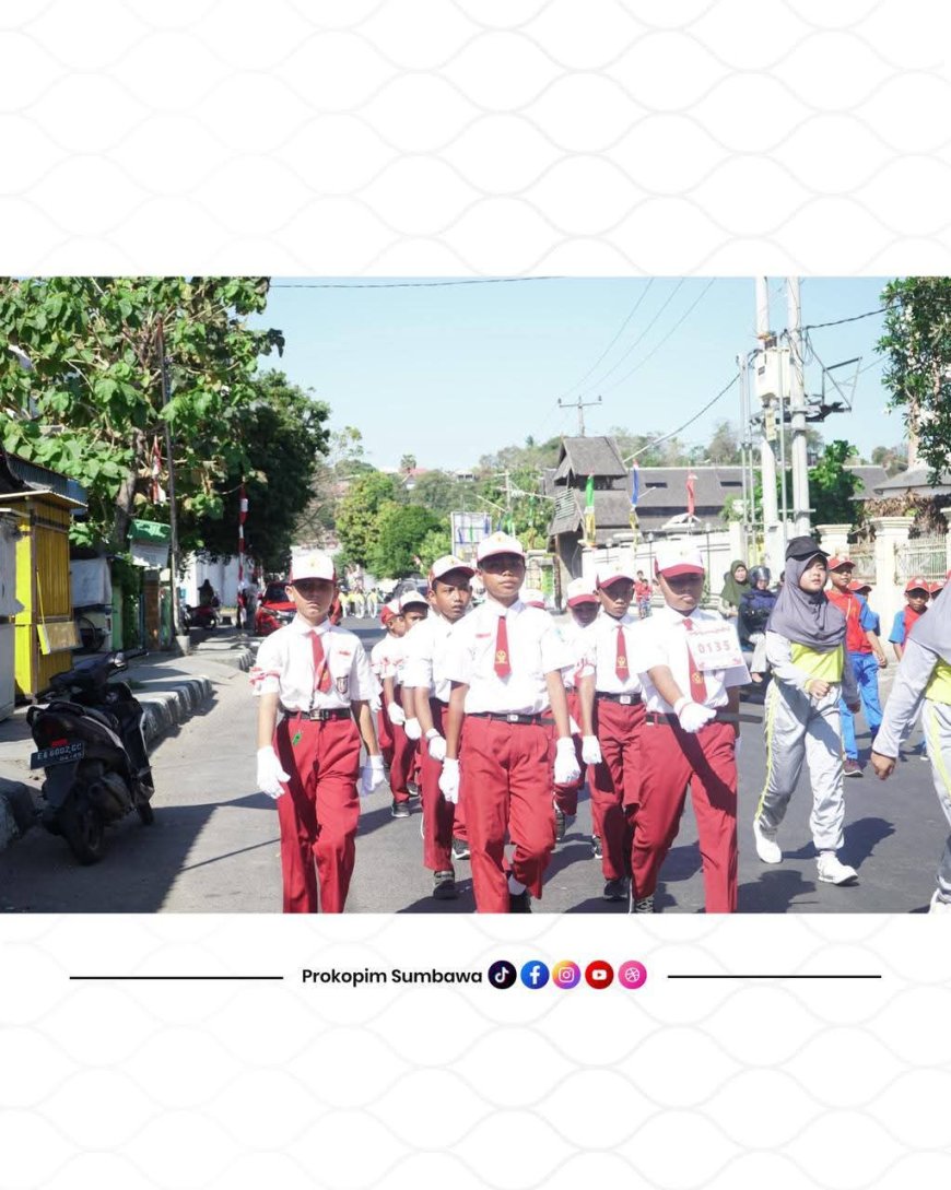 Bupati  Sumbawa Lepas Gerak Jalan Ketepatan Waktu, Ajak Ratusan Siswa Tanamkan Disiplin