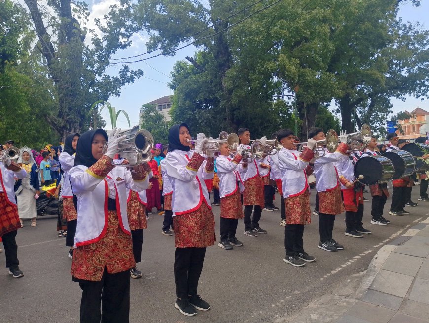 Sumbawa Meriahkan HUT RI ke-80. Wakil Bupati Sumbawa Lepas Peserta Pawai Budaya, Promosikan Potensi Daerah