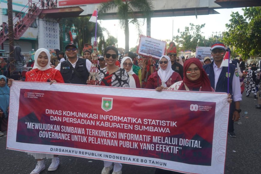 Sumbawa Meriahkan HUT RI ke-80. Wakil Bupati Sumbawa Lepas Peserta Pawai Budaya, Promosikan Potensi Daerah