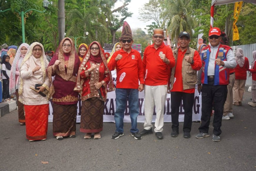 Sumbawa Meriahkan HUT RI ke-80. Wakil Bupati Sumbawa Lepas Peserta Pawai Budaya, Promosikan Potensi Daerah