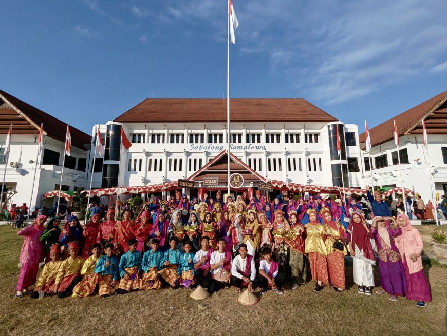 Sumbawa Meriahkan HUT RI ke-80. Wakil Bupati Sumbawa Lepas Peserta Pawai Budaya, Promosikan Potensi Daerah