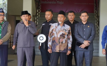 DPRD Sumbawa Lepas Kontingen Pesantren Modern At Tauhid ke Ajang Dunia