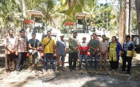 Bantu Tingkatkan Hasil Pertanian, Pemda Sumbawa Serahkan 6 Unit Mesin Panen Modern