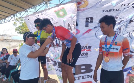 Ketua KONI Sumbawa Serahkan Medali Juara Cabor ISSI di Porkab 2025