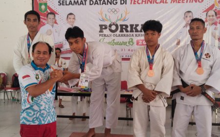 Ketua KONI Serahkan Medali Juara Perkemi Porkab Sumbawa 2025