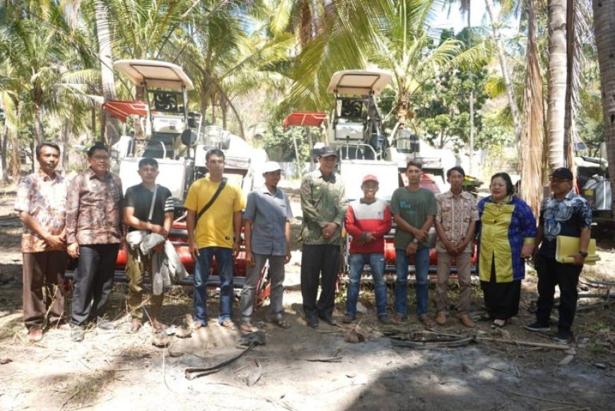 Bantu Tingkatkan Hasil Pertanian, Pemda Sumbawa Serahkan 6 Unit Mesin Panen Modern