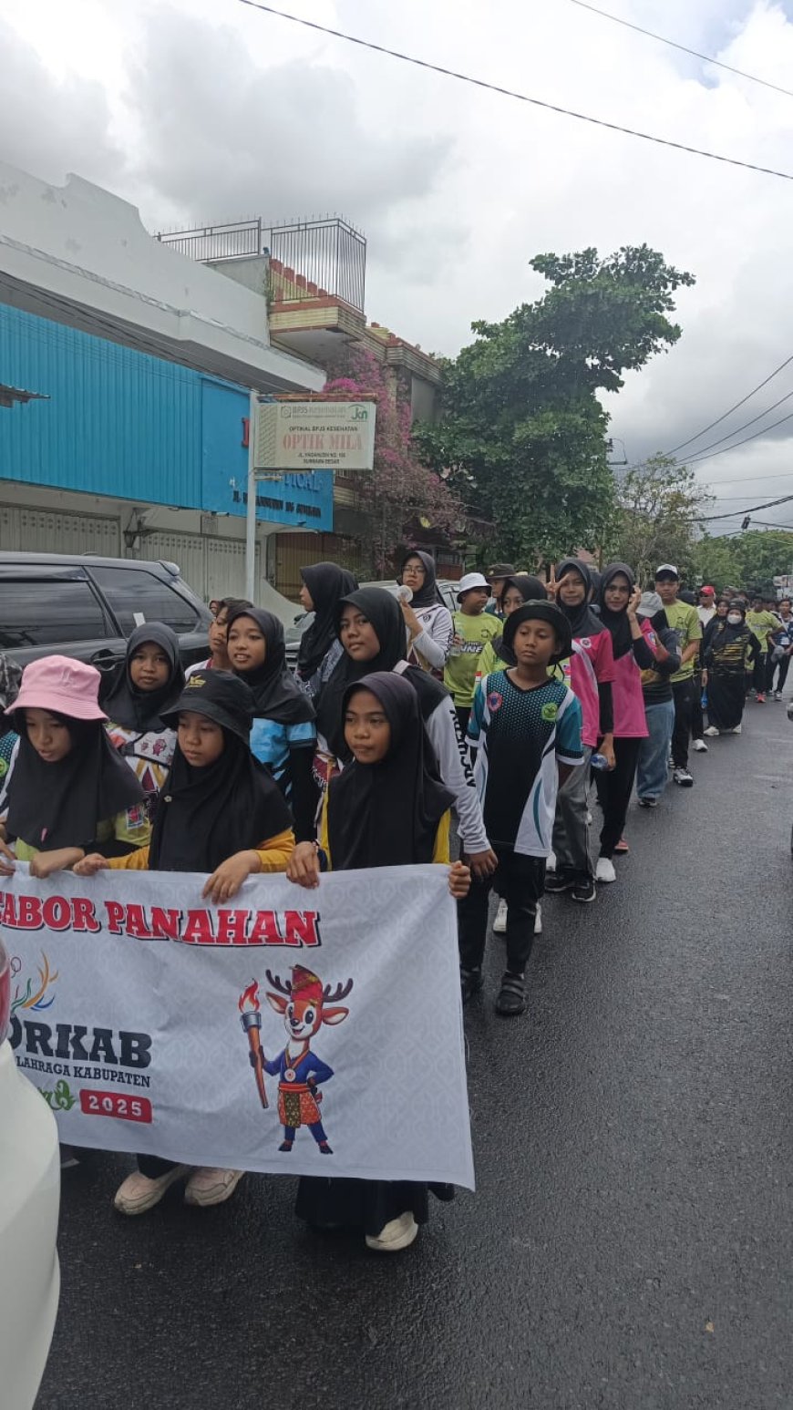 Gelorakan Semangat Panahan, Kontingen PERPANI Sumbawa Meriahkan Parade PORKAB