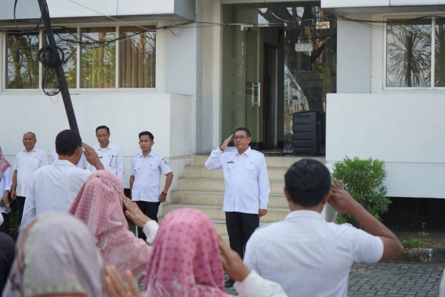Sekda Sumbawa Pimpin Apel  di Setwan, Tekankan Disiplin dan Sinergi Kinerja