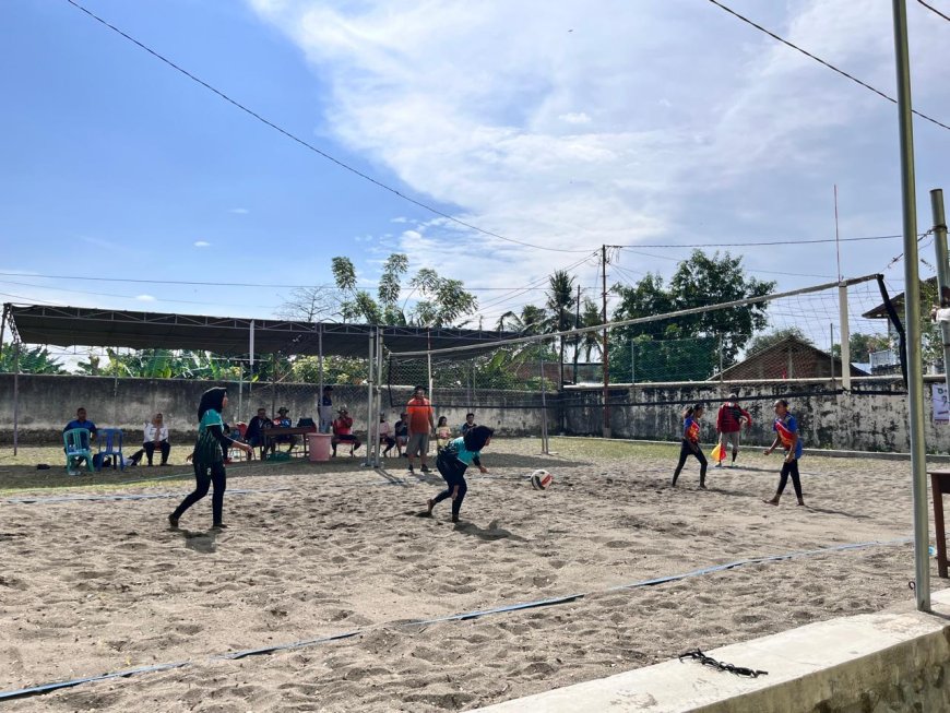 Moyo Hulu dan Unter Iwes Sabet Emas Voli Pasir Porkab Sumbawa 2025